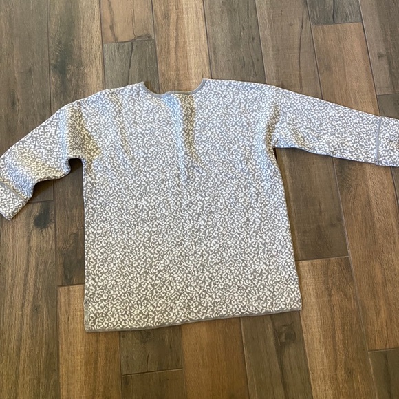 EUC Gray Leopard print TAHARI sweater!! - Picture 2 of 4